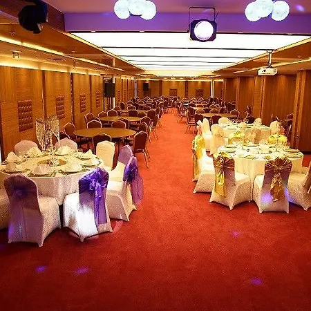 Atasehir Palace & Conference Ξενοδοχείο Sarigazi